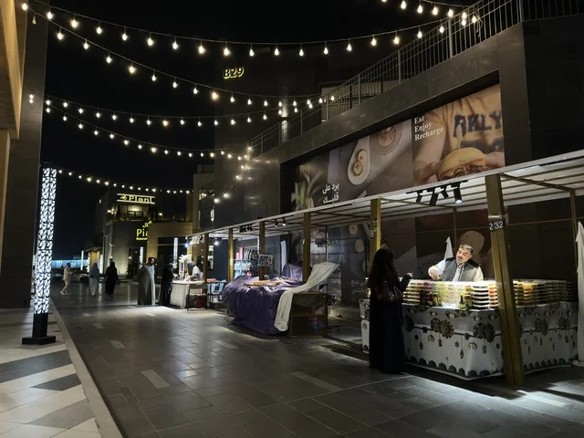 زينة الانوار والاجواء الرمضانية في فعالية " أنا وأنت يا رمضان " في مدينة جدة، المملكة العربية السعودية، يوم  1 من فبراير 2026، تجربة رمضانية اجتماعية وثقافية، عروض رمضانية، جلسات عائلية وأجواء روحانية، فعاليات ترفيهية مستوحاة من روح الشهر الفضيل ، أجواء دافئة تعزز قيم المشاركة والاحتفاء برمضان.