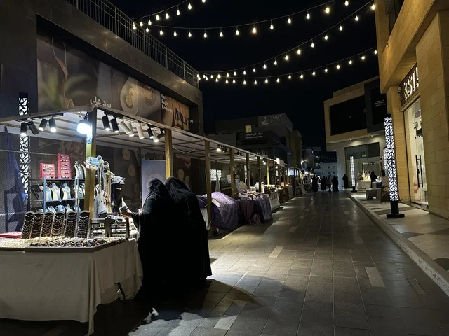 زينة الانوار والاجواء الرمضانية في فعالية " أنا وأنت يا رمضان " في مدينة جدة، المملكة العربية السعودية، يوم  1 من فبراير 2026، تجربة رمضانية اجتماعية وثقافية، عروض رمضانية، جلسات عائلية وأجواء روحانية، فعاليات ترفيهية مستوحاة من روح الشهر الفضيل ، أجواء دافئة تعزز قيم المشاركة والاحتفاء برمضان.