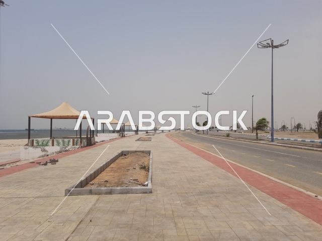 السواحل والمناظر الطبيعية المائية في المدن السياحية،السواحل الشاطئية والواجهة البحرية في مدينة مكة المكرمة في المملكة العربية السعودية، صورة لعامود الإنارة امام شاطئ البحر الاحمر في منطقة الليث في النهار، مناطق وأماكن طبيعية عائليه ترفيهيه