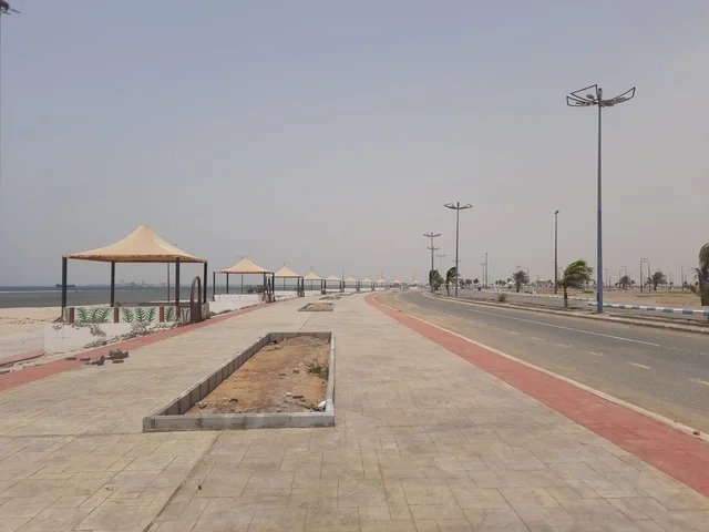 السواحل والمناظر الطبيعية المائية في المدن السياحية،السواحل الشاطئية والواجهة البحرية في مدينة مكة المكرمة في المملكة العربية السعودية، صورة لعامود الإنارة امام شاطئ البحر الاحمر في منطقة الليث في النهار، مناطق وأماكن طبيعية عائليه ترفيهيه