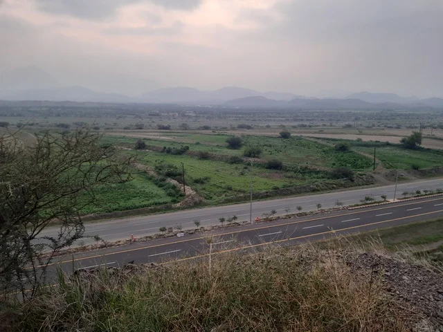 الأشجار الطبيعية والنباتات الخضراء في النهار في منطقة الباحة, مشهد الغيم والسحب البيضاء القطنية في سماء المملكة العربية السعودية، خلفية الطبيعه