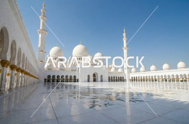 الفن الهندسي المعماري على الطراز الحديث لمسجد الشيخ زايد الكبير في مدينة ابو ظبي، أماكن ومعالم دينية اسلامية مقدسة في الامارات العربية المتحدة، الساحة الخارجية للجامع، آداء الصلوات والاجتهاد في العبادة والتقرب الى الله