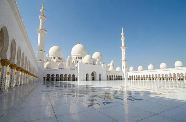 The architectural art in the modern style of the Sheikh Zayed Grand Mosque in Abu Dhabi, places and sacred Islamic religious landmarks in the United Arab Emirates, the outer courtyard of the mosque, performing prayers, striving in worship, and getting closer to God.