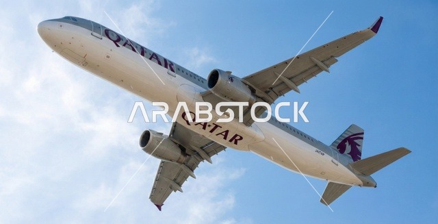 وسائل النقل الجوية, طائرات الاستكشاف والمراقبة, خطوط النقل القطرية, السفر والسياحة في دولة قطر والتجول حول العالم, طائرة تحلق في سماء مدينة الدوحة