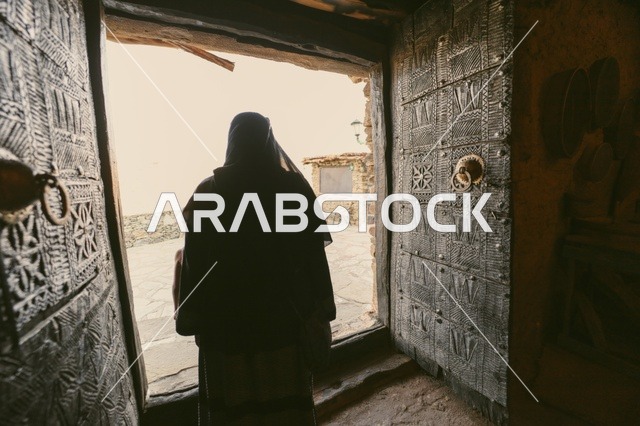 باب حديدي ضخم،  متحف قصر المصمك التاريخي في مدينة الرياض في السعودية، معالم الرياض التاريخية، قصر المصمك التراثي، الهندسة المعمارية القديمة، اماكن اثرية سياحية في السعودية