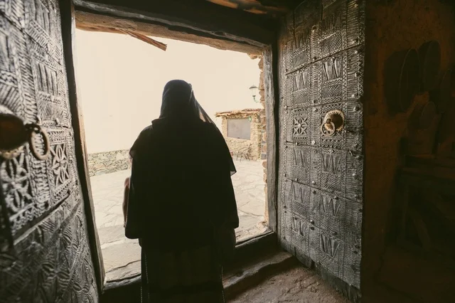 باب حديدي ضخم،  متحف قصر المصمك التاريخي في مدينة الرياض في السعودية، معالم الرياض التاريخية، قصر المصمك التراثي، الهندسة المعمارية القديمة، اماكن اثرية سياحية في السعودية