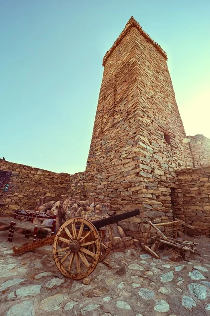 بناء حجري قديم،  متحف قصر المصمك التاريخي في مدينة الرياض في السعودية، معالم الرياض التاريخية، قصر المصمك التراثي، الهندسة المعمارية القديمة، اماكن اثرية سياحية في السعودية