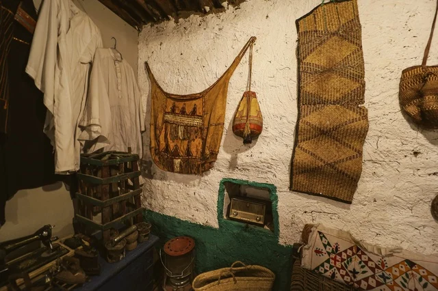 Handicrafts and heritage tools in the historic Masmak Palace Museum in Riyadh, Saudi Arabia, historical landmarks of Riyadh, the heritage Masmak Palace, ancient architecture, archaeological tourist sites in Saudi Arabia.