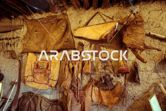 اواني ومعدات قديمة،  متحف قصر المصمك التاريخي في مدينة الرياض في السعودية، معالم الرياض التاريخية، قصر المصمك التراثي، الهندسة المعمارية القديمة، اماكن اثرية سياحية في السعودية