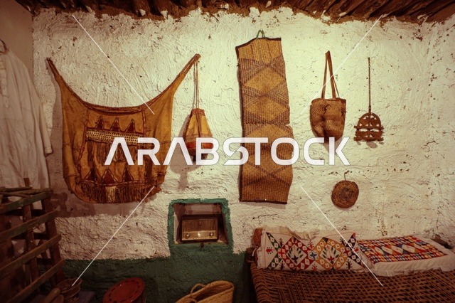 حرف يدوية وأدوات تراثية في متحف قصر المصمك التاريخي في مدينة الرياض في السعودية، معالم الرياض التاريخية، قصر المصمك التراثي، الهندسة المعمارية القديمة، اماكن اثرية سياحية في السعودية