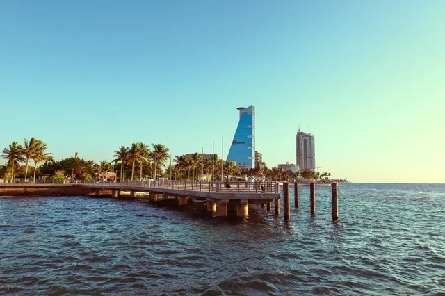 الواجهة البحرية لمدينة جدة بالمملكة العربية السعودية ، واجهة جدة البحرية ، الابراج وناطحات السحاب ، معالم جدة السياحية الشهيرة ، برج المقر الرئيسي للأعمال التجارية بجدة