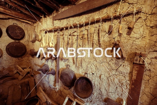اواني ومعدات قديمة،  متحف قصر المصمك التاريخي في مدينة الرياض في السعودية، معالم الرياض التاريخية، قصر المصمك التراثي، الهندسة المعمارية القديمة، اماكن اثرية سياحية في السعودية
