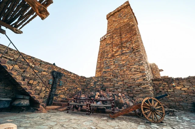 بناء حجري قديم،  متحف قصر المصمك التاريخي في مدينة الرياض في السعودية، معالم الرياض التاريخية، قصر المصمك التراثي، الهندسة المعمارية القديمة، اماكن اثرية سياحية في السعودية