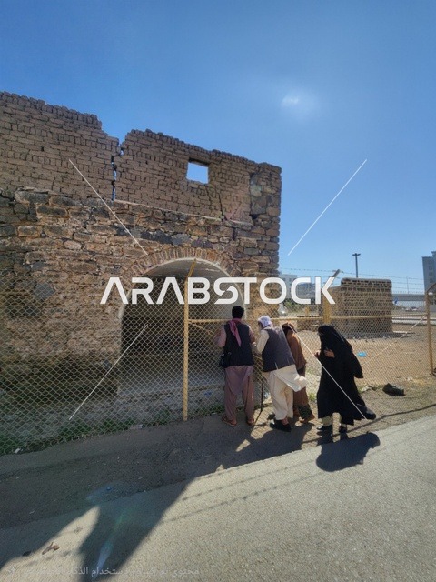 زوار في منزل علي بن ابي طالب يقع بجوار المسجد النبوي الشريف في المملكة العربية السعودية، أماكن سياحية تراثية في المملكة ، العبادة والتقرب إلى الله تعالى، معالم وأماكن اسلامية مقدسة