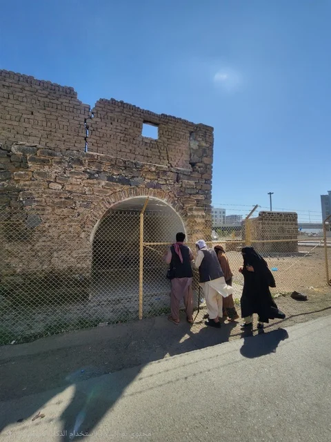 زوار في منزل علي بن ابي طالب يقع بجوار المسجد النبوي الشريف في المملكة العربية السعودية، أماكن سياحية تراثية في المملكة ، العبادة والتقرب إلى الله تعالى، معالم وأماكن اسلامية مقدسة