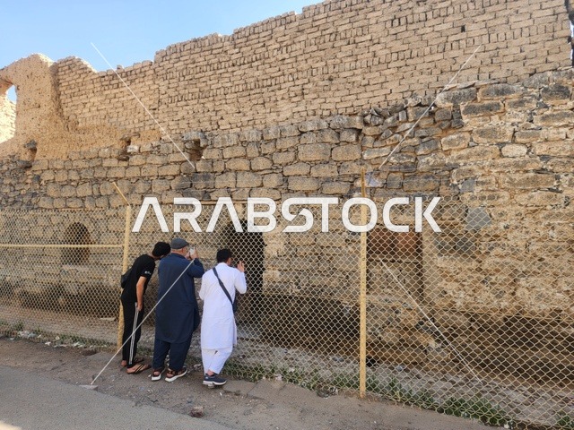 العبادة والتقرب إلى الله تعالى، منزل علي بن ابي طالب يقع بجوار المسجد النبوي الشريف في المملكة العربية السعودية، أماكن سياحية تراثية في المملكة ، معالم وأماكن اسلامية مقدسة