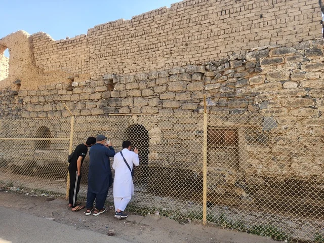 العبادة والتقرب إلى الله تعالى، منزل علي بن ابي طالب يقع بجوار المسجد النبوي الشريف في المملكة العربية السعودية، أماكن سياحية تراثية في المملكة ، معالم وأماكن اسلامية مقدسة العبادة والتقرب إلى الله تعالى، منزل علي بن ابي طالب يقع بجوار المسجد النبوي الشريف في المملكة العربية السعودية، أماكن سياحية تراثية في المملكة ، معالم وأماكن اسلامية مقدسة