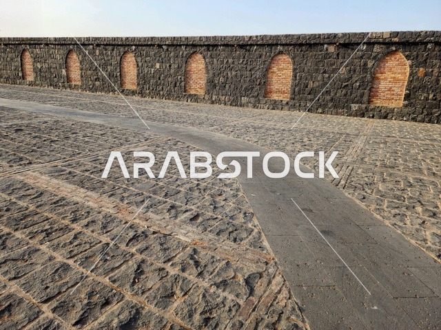 سور حجري حجار سوداء، أُعيد بناء المسجد وتوسعته بشكل كامل في عهد الملك فهد، أول جمعة تقام بعد الهجرة، المملكة العربية السعودية، المدينة المنورة، مسجد الجمعة،أبرز المعالم التاريخية المرتبطة بالسيرة النبوية