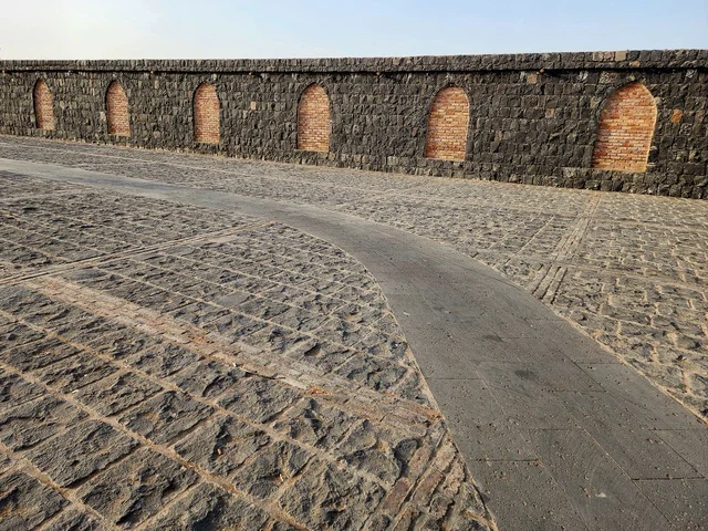 سور حجري حجار سوداء، أُعيد بناء المسجد وتوسعته بشكل كامل في عهد الملك فهد، أول جمعة تقام بعد الهجرة، المملكة العربية السعودية، المدينة المنورة، مسجد الجمعة،أبرز المعالم التاريخية المرتبطة بالسيرة النبوية