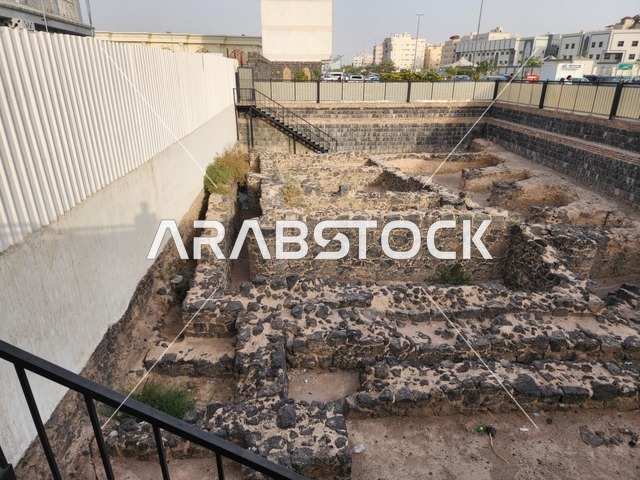 أُعيد بناء المسجد وتوسعته بشكل كامل في عهد الملك فهد، أول جمعة تقام بعد الهجرة، أساسات حجرية مكشوفة في موقع حفريات، المملكة العربية السعودية، المدينة المنورة، مسجد الجمعة،أبرز المعالم التاريخية المرتبطة بالسيرة النبوية