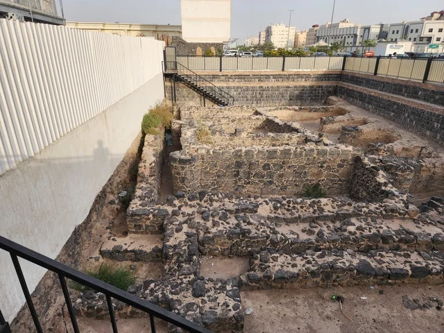 أُعيد بناء المسجد وتوسعته بشكل كامل في عهد الملك فهد، أول جمعة تقام بعد الهجرة، أساسات حجرية مكشوفة في موقع حفريات، المملكة العربية السعودية، المدينة المنورة، مسجد الجمعة،أبرز المعالم التاريخية المرتبطة بالسيرة النبوية