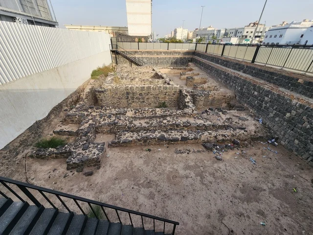 أُعيد بناء المسجد وتوسعته بشكل كامل في عهد الملك فهد، أول جمعة تقام بعد الهجرة، أساسات حجرية مكشوفة في موقع حفريات، المملكة العربية السعودية، المدينة المنورة، مسجد الجمعة،أبرز المعالم التاريخية المرتبطة بالسيرة النبوية