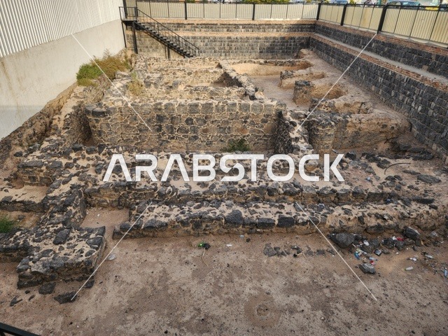 أول جمعة تقام بعد الهجرة، أساسات حجرية مكشوفة في موقع حفريات، المملكة العربية السعودية، المدينة المنورة، مسجد الجمعة،أبرز المعالم التاريخية المرتبطة بالسيرة النبوية،  أُعيد بناؤه وتوسعته بشكل كامل في عهد الملك فهد