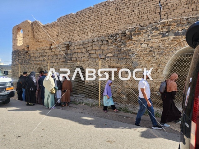 زوار في منزل علي بن ابي طالب يقع بجوار المسجد النبوي الشريف في المملكة العربية السعودية، أماكن سياحية تراثية في المملكة ، العبادة والتقرب إلى الله تعالى، معالم وأماكن اسلامية مقدسة