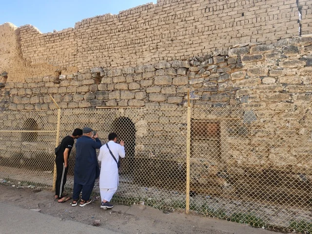 العبادة والتقرب إلى الله تعالى، منزل علي بن ابي طالب يقع بجوار المسجد النبوي الشريف في المملكة العربية السعودية، أماكن سياحية تراثية في المملكة ، معالم وأماكن اسلامية مقدسة