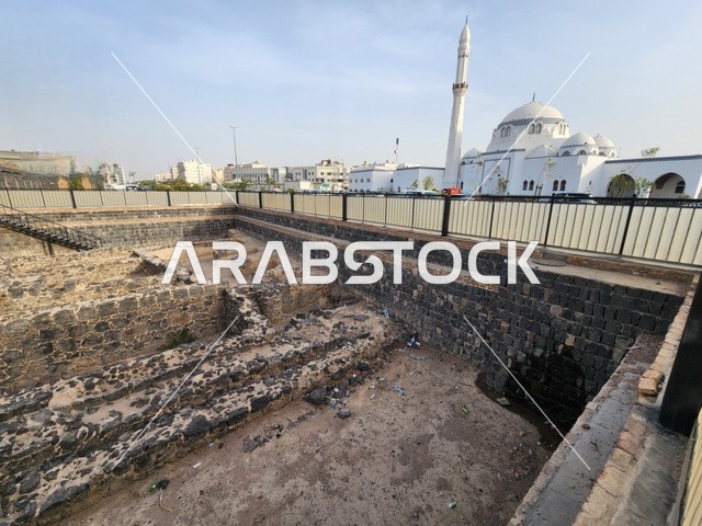 أول جمعة تقام بعد الهجرة، أساسات حجرية مكشوفة في موقع حفريات، المملكة العربية السعودية، المدينة المنورة، مسجد الجمعة،أبرز المعالم التاريخية المرتبطة بالسيرة النبوية،  أُعيد بناؤه وتوسعته بشكل كامل في عهد الملك فهد