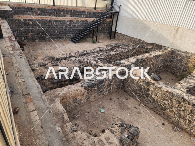 أساسات حجرية مكشوفة في موقع حفريات، المملكة العربية السعودية، المدينة المنورة، مسجد الجمعة،أبرز المعالم التاريخية المرتبطة بالسيرة النبوية، أول جمعة تقام بعد الهجرة،  أُعيد بناؤه وتوسعته بشكل كامل في عهد الملك فهد