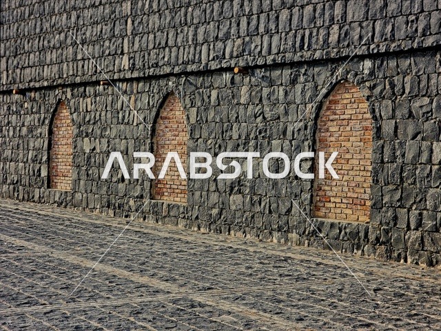 سور حجري حجار سوداء، أُعيد بناء المسجد وتوسعته بشكل كامل في عهد الملك فهد، أول جمعة تقام بعد الهجرة، المملكة العربية السعودية، المدينة المنورة، مسجد الجمعة،أبرز المعالم التاريخية المرتبطة بالسيرة النبوية