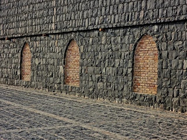 سور حجري حجار سوداء، أُعيد بناء المسجد وتوسعته بشكل كامل في عهد الملك فهد، أول جمعة تقام بعد الهجرة، المملكة العربية السعودية، المدينة المنورة، مسجد الجمعة،أبرز المعالم التاريخية المرتبطة بالسيرة النبوية