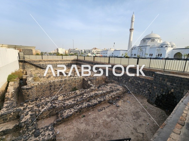 أول جمعة تقام بعد الهجرة، أساسات حجرية مكشوفة في موقع حفريات، المملكة العربية السعودية، المدينة المنورة، مسجد الجمعة،أبرز المعالم التاريخية المرتبطة بالسيرة النبوية،  أُعيد بناؤه وتوسعته بشكل كامل في عهد الملك فهد