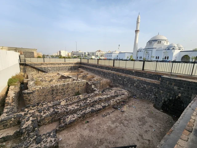 أول جمعة تقام بعد الهجرة، أساسات حجرية مكشوفة في موقع حفريات، المملكة العربية السعودية، المدينة المنورة، مسجد الجمعة،أبرز المعالم التاريخية المرتبطة بالسيرة النبوية،  أُعيد بناؤه وتوسعته بشكل كامل في عهد الملك فهد