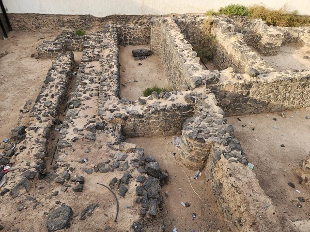 أساسات حجرية مكشوفة في موقع حفريات، المملكة العربية السعودية، المدينة المنورة، مسجد الجمعة،أبرز المعالم التاريخية المرتبطة بالسيرة النبوية، أول جمعة تقام بعد الهجرة،  أُعيد بناؤه وتوسعته بشكل كامل في عهد الملك فهد