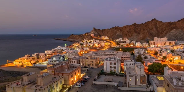 مدينة مسقط عاصمة سلطنة عمان ومركزها الإداري والاقتصادي والسياسي، تحيط بها جبال الحجر الشرقي، وتشتهر بمبانيها البيضاء، معالم وأماكن سياحية،  وجهة سياحية على مدار العام.