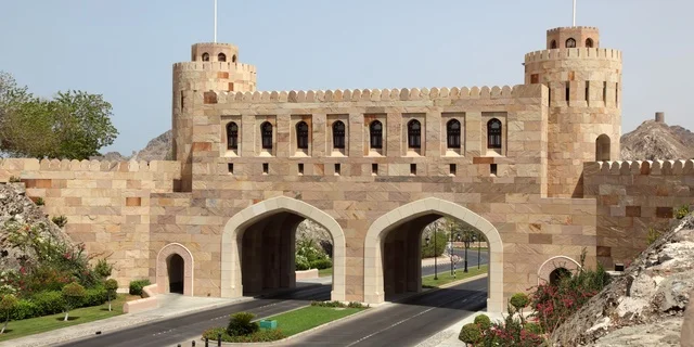 المدخل الخارجي لمتحف بوابة مسقط, التصميم المعماري القديم للقلاع الأثريه التاريخيه, المعالم السياحيه المشهورة في سلطنة عمان