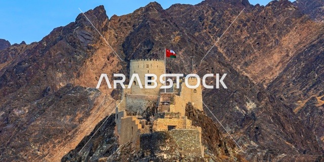أشهر معالم مسقط القديمة في سلطنة عمان،  تلتين صخريتين تطلان على بحر عمان،  أول قلعة في عُمان تستخدم المدافع، الممر الوحيد الذي يربط بين مطرح ومسقط،