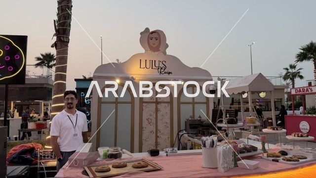 كوفي ومطعم في فعالية " أنا وأنت يا رمضان " في مدينة جدة، المملكة العربية السعودية، يوم 1 من فبراير 2026، تجربة رمضانية اجتماعية وثقافية، أنشطة تفاعلية وعروض رمضانية، جلسات عائلية وأجواء روحانية، فعاليات ترفيهية مستوحاة من روح الشهر الفضيل، أجواء دافئة تعزز قيم المشاركة والاحتفاء برمضان.