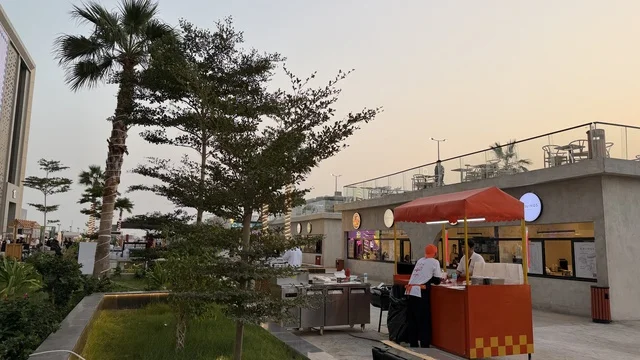 كوفي ومطعم في فعالية " أنا وأنت يا رمضان " في مدينة جدة، المملكة العربية السعودية، يوم 1 من فبراير 2026، تجربة رمضانية اجتماعية وثقافية، أنشطة تفاعلية وعروض رمضانية، جلسات عائلية وأجواء روحانية، فعاليات ترفيهية مستوحاة من روح الشهر الفضيل، أجواء دافئة تعزز قيم المشاركة والاحتفاء برمضان.