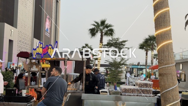 كوفي ومطعم في فعالية " أنا وأنت يا رمضان " في مدينة جدة، المملكة العربية السعودية، يوم 1 من فبراير 2026، تجربة رمضانية اجتماعية وثقافية، أنشطة تفاعلية وعروض رمضانية، جلسات عائلية وأجواء روحانية، فعاليات ترفيهية مستوحاة من روح الشهر الفضيل، أجواء دافئة تعزز قيم المشاركة والاحتفاء برمضان.