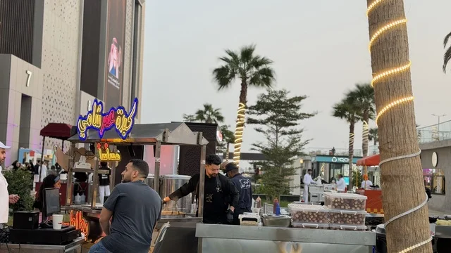 كوفي ومطعم في فعالية " أنا وأنت يا رمضان " في مدينة جدة، المملكة العربية السعودية، يوم 1 من فبراير 2026، تجربة رمضانية اجتماعية وثقافية، أنشطة تفاعلية وعروض رمضانية، جلسات عائلية وأجواء روحانية، فعاليات ترفيهية مستوحاة من روح الشهر الفضيل، أجواء دافئة تعزز قيم المشاركة والاحتفاء برمضان.