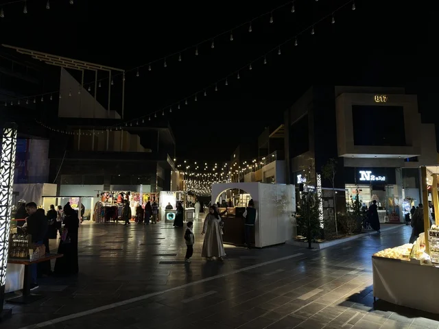 شارع النافورة  في فعالية " أنا وأنت يا رمضان " في مدينة جدة، المملكة العربية السعودية، يوم 1 من فبراير 2026، تجربة رمضانية اجتماعية وثقافية، أنشطة تفاعلية وعروض رمضانية، جلسات عائلية وأجواء روحانية، فعاليات ترفيهية مستوحاة من روح الشهر الفضيل، أجواء دافئة تعزز قيم المشاركة والاحتفاء برمضان.