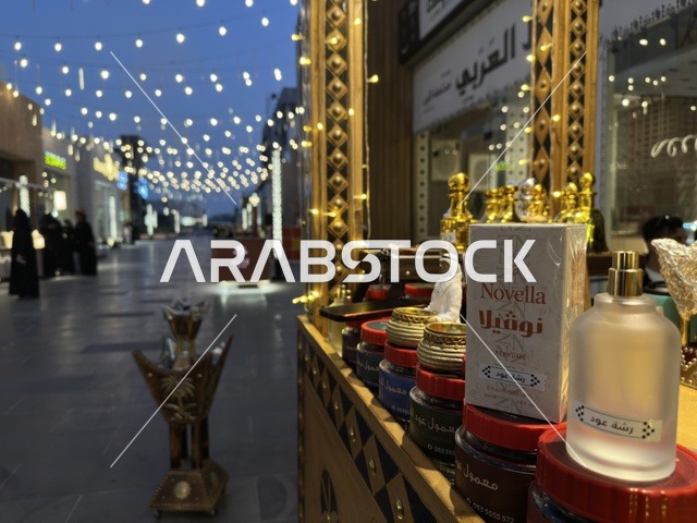 الاجواء والزينة الرمضانية  في فعالية " أنا وأنت يا رمضان " في مدينة جدة، المملكة العربية السعودية، يوم 1 من فبراير 2026، تجربة رمضانية اجتماعية وثقافية، أنشطة تفاعلية وعروض رمضانية، جلسات عائلية وأجواء روحانية، فعاليات ترفيهية مستوحاة من روح الشهر الفضيل، أجواء دافئة تعزز قيم المشاركة والاحتفاء برمضان.