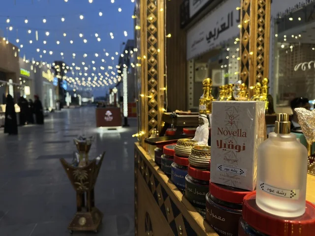 الاجواء والزينة الرمضانية  في فعالية " أنا وأنت يا رمضان " في مدينة جدة، المملكة العربية السعودية، يوم 1 من فبراير 2026، تجربة رمضانية اجتماعية وثقافية، أنشطة تفاعلية وعروض رمضانية، جلسات عائلية وأجواء روحانية، فعاليات ترفيهية مستوحاة من روح الشهر الفضيل، أجواء دافئة تعزز قيم المشاركة والاحتفاء برمضان.