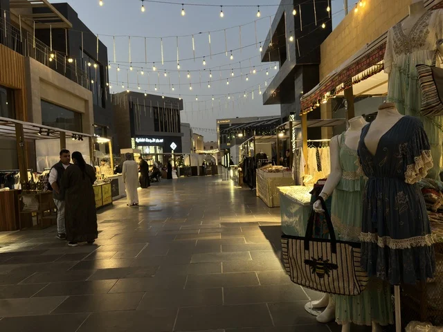 الاجواء والزينة الرمضانية  في فعالية " أنا وأنت يا رمضان " في مدينة جدة، المملكة العربية السعودية، يوم 1 من فبراير 2026، تجربة رمضانية اجتماعية وثقافية، أنشطة تفاعلية وعروض رمضانية، جلسات عائلية وأجواء روحانية، فعاليات ترفيهية مستوحاة من روح الشهر الفضيل، أجواء دافئة تعزز قيم المشاركة والاحتفاء برمضان.