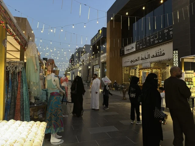الاجواء والزينة الرمضانية  في فعالية " أنا وأنت يا رمضان " في مدينة جدة، المملكة العربية السعودية، يوم 1 من فبراير 2026، تجربة رمضانية اجتماعية وثقافية، أنشطة تفاعلية وعروض رمضانية، جلسات عائلية وأجواء روحانية، فعاليات ترفيهية مستوحاة من روح الشهر الفضيل، أجواء دافئة تعزز قيم المشاركة والاحتفاء برمضان.