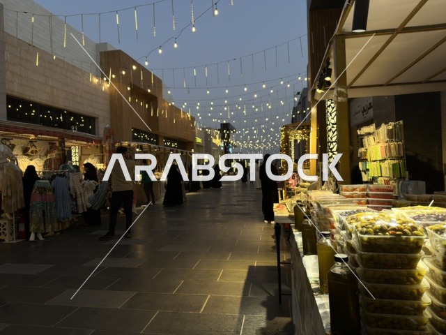 الاجواء والزينة الرمضانية  في فعالية " أنا وأنت يا رمضان " في مدينة جدة، المملكة العربية السعودية، يوم 1 من فبراير 2026، تجربة رمضانية اجتماعية وثقافية، أنشطة تفاعلية وعروض رمضانية، جلسات عائلية وأجواء روحانية، فعاليات ترفيهية مستوحاة من روح الشهر الفضيل، أجواء دافئة تعزز قيم المشاركة والاحتفاء برمضان.