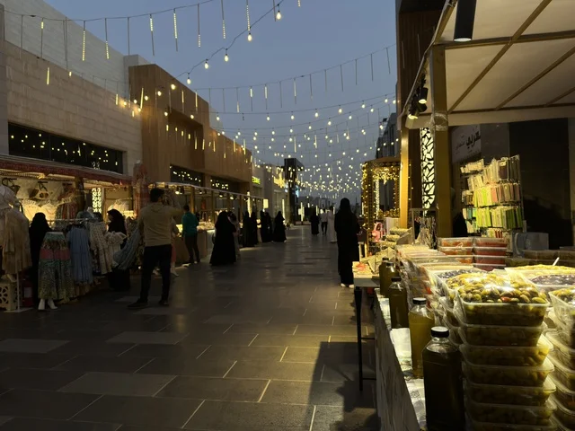 الاجواء والزينة الرمضانية  في فعالية " أنا وأنت يا رمضان " في مدينة جدة، المملكة العربية السعودية، يوم 1 من فبراير 2026، تجربة رمضانية اجتماعية وثقافية، أنشطة تفاعلية وعروض رمضانية، جلسات عائلية وأجواء روحانية، فعاليات ترفيهية مستوحاة من روح الشهر الفضيل، أجواء دافئة تعزز قيم المشاركة والاحتفاء برمضان.